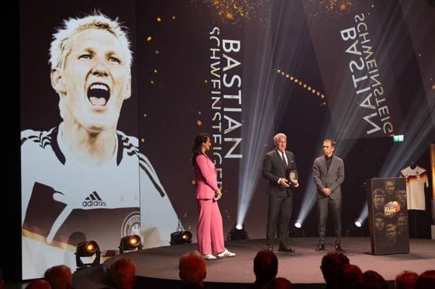 Dortmund am 6.Oktober 2025 HALL OF FAME-Preisverleihung 2025 im Deutschen Fußballmuseum v.,l., Moderatorin Esther Sedlaczek, Bastian Schweinsteiger und Laudator Philipp Lahm Copyright: JoaquimxFerreira