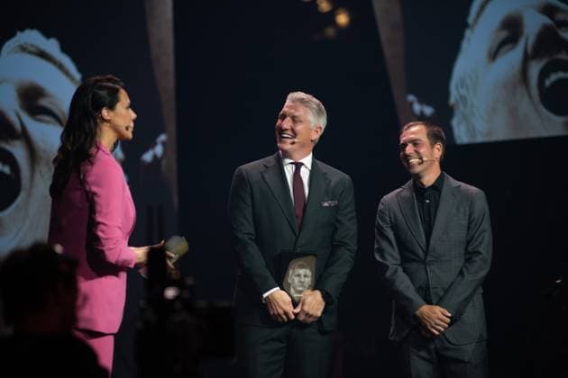 Dortmund am 6.Oktober 2025 HALL OF FAME-Preisverleihung 2025 im Deutschen Fußballmuseum v.,l., Moderatorin Esther Sedlaczek, Bastian Schweinsteiger und Laudator Philipp Lahm Copyright: JoaquimxFerreira