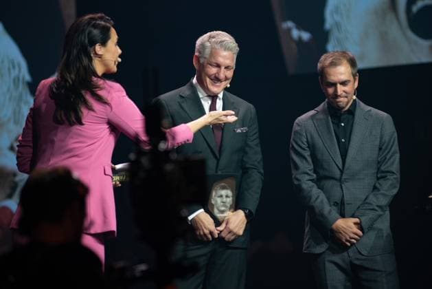 Dortmund am 6.Oktober 2025 HALL OF FAME-Preisverleihung 2025 im Deutschen Fußballmuseum v.,l., Moderatorin Esther Sedlaczek, Bastian Schweinsteiger und Laudator Philipp Lahm Copyright: JoaquimxFerreira