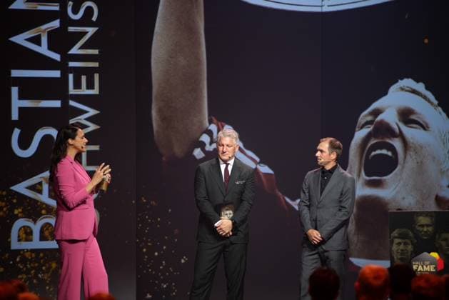 Dortmund am 6.Oktober 2025 HALL OF FAME-Preisverleihung 2025 im Deutschen Fußballmuseum v.,l., Moderatorin Esther Sedlaczek, Bastian Schweinsteiger und Laudator Philipp Lahm Copyright: JoaquimxFerreira
