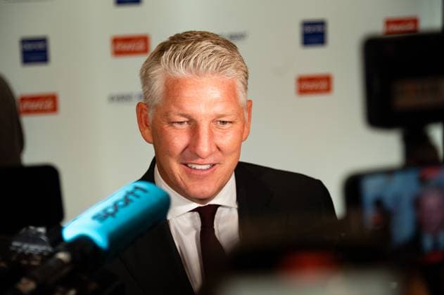 Dortmund am 6.Oktober 2025 HALL OF FAME-Preisverleihung 2025 im Deutschen Fußballmuseum v.,l., sehr gefragt Mann, Bastian Schweinsteiger im interview Copyright: JoaquimxFerreira