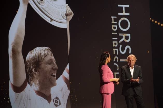 Dortmund am 6.Oktober 2025 HALL OF FAME-Preisverleihung 2025 im Deutschen Fußballmuseum v.,l., Moderatorin Esther Sedlaczek, Horst Hrubesch Copyright: JoaquimxFerreira