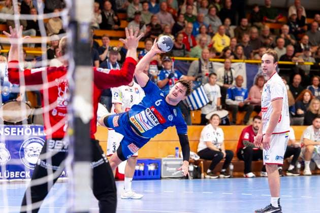 Rasmus Willette Houmøller (Nr. 6, VfL Lübeck-Schwartau) gegen Torhueter Simon Böhne (Nr. 12, TV 05 07 Hüttenberg). VfL Luebeck-Schwartau vs. TV 05 07 Hüttenberg, Handball, 2. Bundesliga, 06.10.25 Luebeck Schleswig-Holstein Germany Copyright: xAgentur54Gradx xFelixxKoenigx