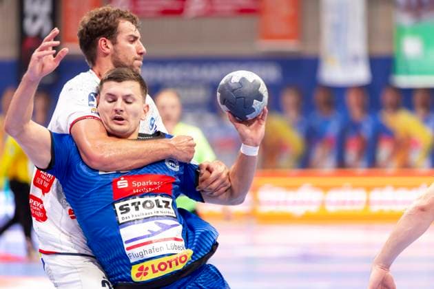 Janik Schrader (Nr. 23, VfL Lübeck-Schwartau) gegen Leif Haack (Nr. 20, TV 05 07 Hüttenberg). VfL Luebeck-Schwartau vs. TV 05 07 Hüttenberg, Handball, 2. Bundesliga, 06.10.25 Luebeck Schleswig-Holstein Germany Copyright: xAgentur54Gradx xFelixxKoenigx