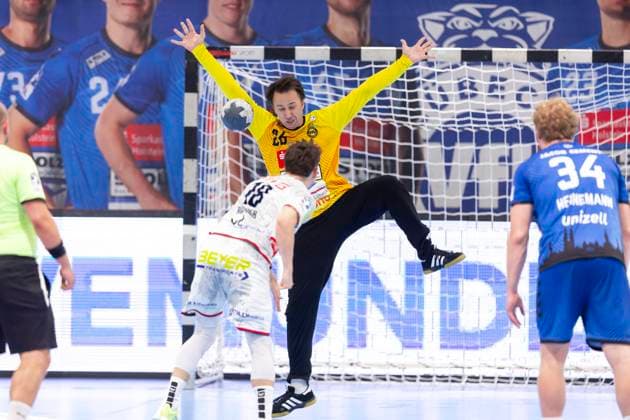 Torhueter Mark Ferjan (Nr. 26, VfL Lübeck-Schwartau) pariert einen Siebenmeterversuch von Tim Rüdiger (Nr. 18, TV 05 07 Hüttenberg). VfL Luebeck-Schwartau vs. TV 05 07 Hüttenberg, Handball, 2. Bundesliga, 06.10.25 Luebeck Schleswig-Holstein Germany Copyright: xAgentur54Gradx xFelixxKoenigx