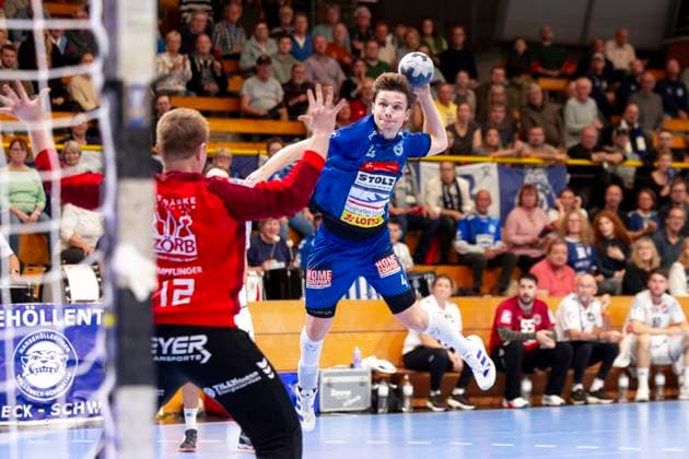 Paul Holzhacker (Nr. 4, VfL Lübeck-Schwartau) gegen Torhueter Simon Böhne (Nr. 12, TV 05 07 Hüttenberg). VfL Luebeck-Schwartau vs. TV 05 07 Hüttenberg, Handball, 2. Bundesliga, 06.10.25 Luebeck Schleswig-Holstein Germany Copyright: xAgentur54Gradx xFelixxKoenigx