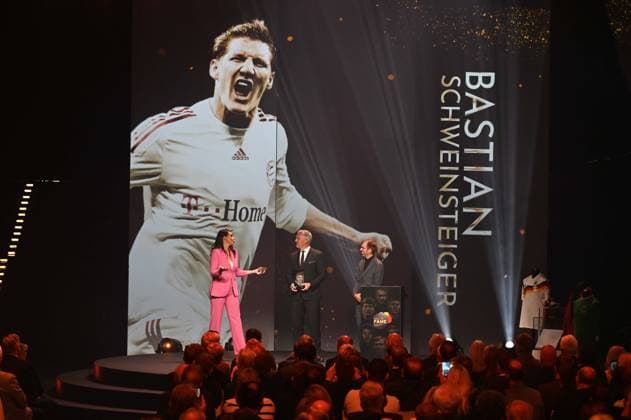 v.l. Moderatorin Esther SEDLACZEK; Preistraeger Bastian SCHWEINSTEIGER und Laudator Philipp LAHM, HALL OF FAME-Preisverleihung 2025 am 06.10.2025 im Deutschen Fussball-Museum in Dortmund Deutschland. Â