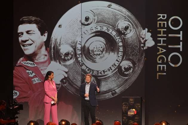 Preistraeger Otto REHHAGEL und Moderatorin Esther SEDLACZEK; HALL OF FAME-Preisverleihung 2025 am 06.10.2025 im Deutschen Fussball-Museum in Dortmund Deutschland. Â