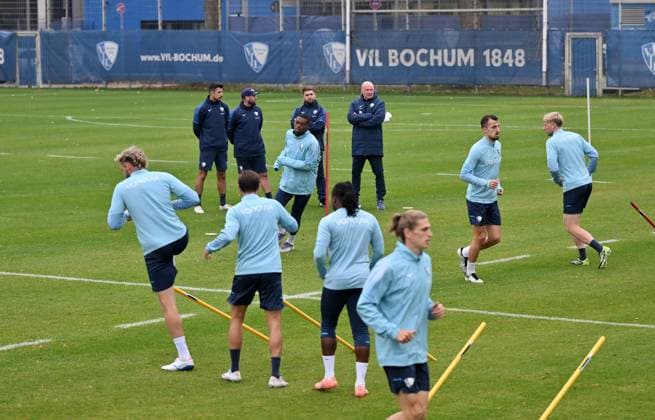 Trainer Uwe Rösler (VfL Bochum), Co Trainer Alessandro Riedle (VfL Bochum), Co Trainer Marc-Andre Kruska (VfL Bochum), Co Trainer Anthony Losilla (VfL Bochum), hinten v.re., beobachten die Trainingseinheit 06.10.2025, Fussball 2. Bundesliga, Saison 2025 2026, Training VfL Bochum Bochum Nordrhein Westfalen Deutschland