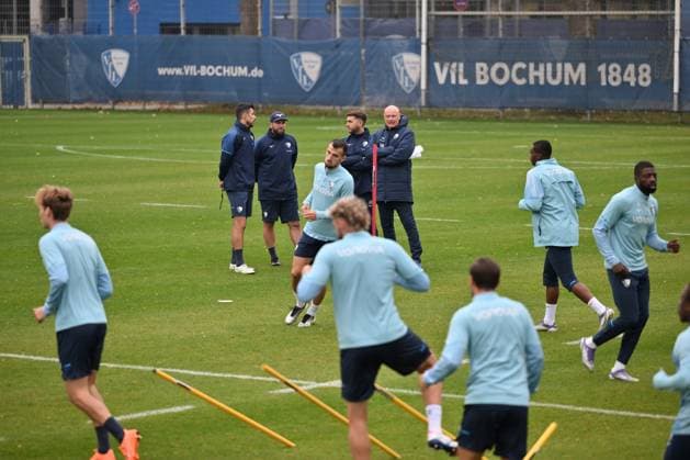 Trainer Uwe Rösler (VfL Bochum), Co Trainer Alessandro Riedle (VfL Bochum), Co Trainer Marc-Andre Kruska (VfL Bochum), Co Trainer Anthony Losilla (VfL Bochum), hinten v.re., beobachten die Trainingseinheit 06.10.2025, Fussball 2. Bundesliga, Saison 2025 2026, Training VfL Bochum Bochum Nordrhein Westfalen Deutschland