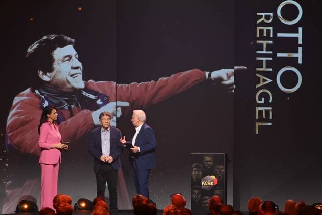 v.l. Moderatorin Esther SEDLACZEK; Preistraeger Otto REHHAGEL und Laudator Benno MOEHLMANN, Möhlmann HALL OF FAME-Preisverleihung 2025 am 06.10.2025 im Deutschen Fussball-Museum in Dortmund Deutschland. Â