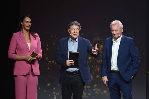 v.l. Moderatorin Esther SEDLACZEK; Preistraeger Otto REHHAGEL und Laudator Benno MOEHLMANN, Möhlmann HALL OF FAME-Preisverleihung 2025 am 06.10.2025 im Deutschen Fussball-Museum in Dortmund Deutschland. Â
