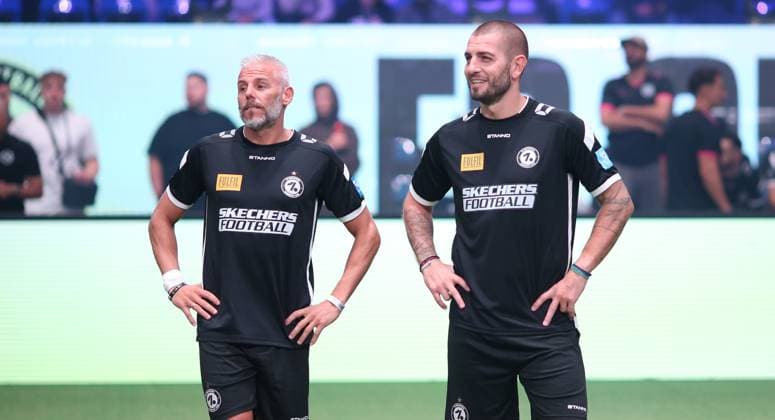 RECORD DATE NOT STATED Hallenfußball, The Icon League, Saison drei, Spieltag zwei in der Sporthalle Hamburg in Alsterdorf. Spiel sechs: Berlin Underdogs - FC Onefootball. Der frühere HSV-Profi Mladen Petric (r.) vor seinem Debüt für Onefootball. Winterhude Hamburg