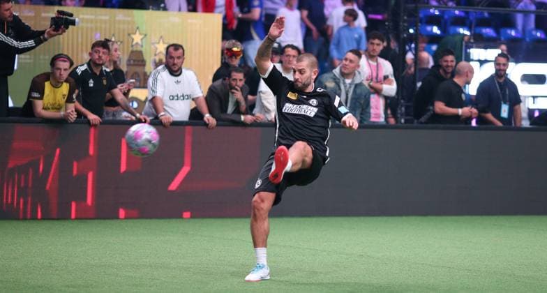 RECORD DATE NOT STATED Hallenfußball, The Icon League, Saison drei, Spieltag zwei in der Sporthalle Hamburg in Alsterdorf. Spiel sechs: Berlin Underdogs - FC Onefootball. Der frühere HSV-Profi Mladen Petric bei seinem Debüt für Onefootball. Winterhude Hamburg