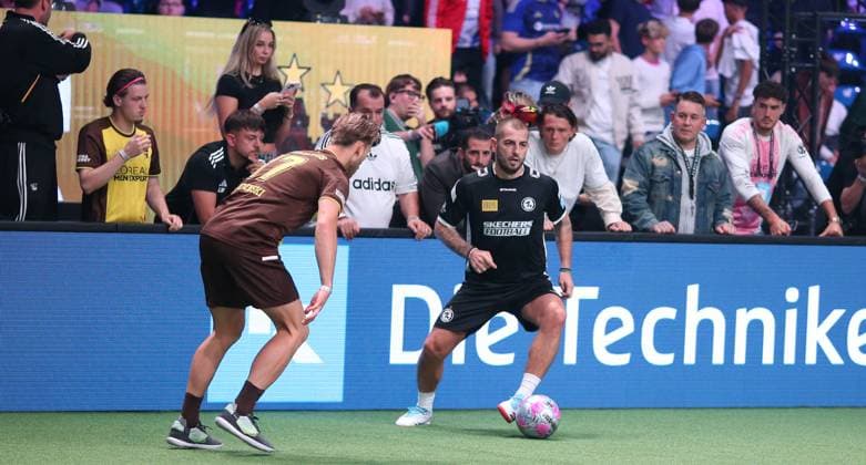 RECORD DATE NOT STATED Hallenfußball, The Icon League, Saison drei, Spieltag zwei in der Sporthalle Hamburg in Alsterdorf. Spiel sechs: Berlin Underdogs - FC Onefootball. Der frühere HSV-Profi Mladen Petric (r.) bei seinem Debüt für Onefootball. Winterhude Hamburg