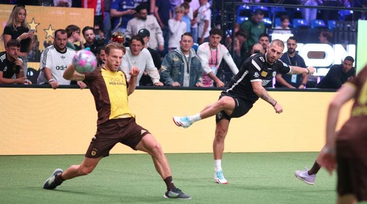 RECORD DATE NOT STATED Hallenfußball, The Icon League, Saison drei, Spieltag zwei in der Sporthalle Hamburg in Alsterdorf. Spiel sechs: Berlin Underdogs - FC Onefootball. Der frühere HSV-Profi Mladen Petric (r.) bei seinem Debüt für Onefootball. Winterhude Hamburg