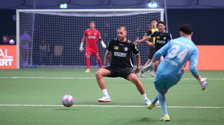 RECORD DATE NOT STATED Hallenfußball, The Icon League, Saison drei, Spieltag zwei in der Sporthalle Hamburg in Alsterdorf. Spiel sechs: Berlin Underdogs - FC Onefootball. Der frühere HSV-Profi Mladen Petric (l.) bei seinem Debüt für Onefootball. Winterhude Hamburg