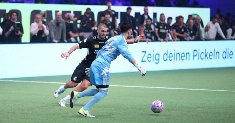 RECORD DATE NOT STATED Hallenfußball, The Icon League, Saison drei, Spieltag zwei in der Sporthalle Hamburg in Alsterdorf. Spiel sechs: Berlin Underdogs - FC Onefootball. Der frühere HSV-Profi Mladen Petric (l.) bei seinem Debüt für Onefootball. Winterhude Hamburg
