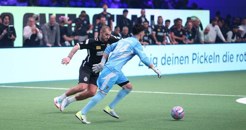 RECORD DATE NOT STATED Hallenfußball, The Icon League, Saison drei, Spieltag zwei in der Sporthalle Hamburg in Alsterdorf. Spiel sechs: Berlin Underdogs - FC Onefootball. Der frühere HSV-Profi Mladen Petric (l.) bei seinem Debüt für Onefootball. Winterhude Hamburg