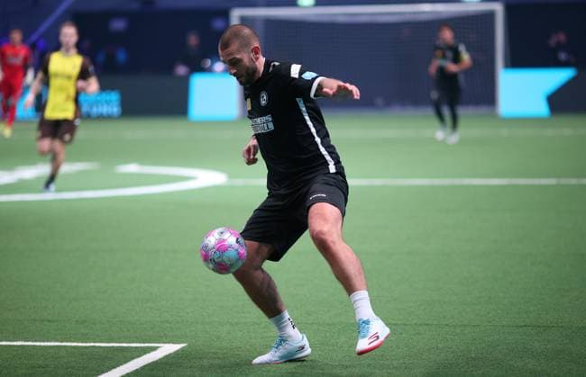RECORD DATE NOT STATED Hallenfußball, The Icon League, Saison drei, Spieltag zwei in der Sporthalle Hamburg in Alsterdorf. Spiel sechs: Berlin Underdogs - FC Onefootball. Der frühere HSV-Profi Mladen Petric bei seinem Debüt für Onefootball. Winterhude Hamburg