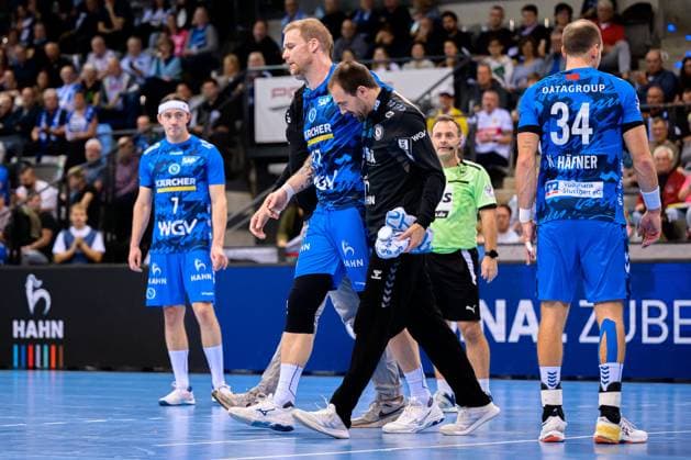 Stuttgart: HBL- 25 26 - TVB Stuttgart - MT Melsungen Jonas Truchanovicius (Stuttgart) Verletzt Verletzung Schmerzen Stuttgart Porsche Arena Baden-Württemberg Deutschland