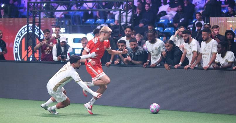 RECORD DATE NOT STATED Hallenfußball, The Icon League, Saison drei, Spieltag zwei in der Sporthalle Hamburg in Alsterdorf. Spiel vier: Wontorriors FC - B28 United. Zakaria El Mansouri (B28 United, l.), Chris Haupt. Winterhude Hamburg