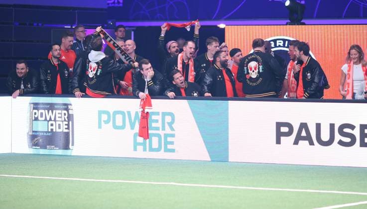 RECORD DATE NOT STATED Hallenfußball, The Icon League, Saison drei, Spieltag zwei in der Sporthalle Hamburg in Alsterdorf. Spiel vier: Wontorriors FC - B28 United. Der Männerchor Hamburger Goldkehlchen feuert die Wontorriors an. Winterhude Hamburg