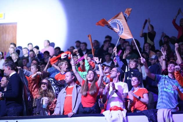 RECORD DATE NOT STATED Hallenfußball, The Icon League, Saison drei, Spieltag zwei in der Sporthalle Hamburg in Alsterdorf. Spiel vier: Wontorriors FC - B28 United. Fans des Wontorriors FC auf der Tribüne der Sporthalle Hamburg. Winterhude Hamburg