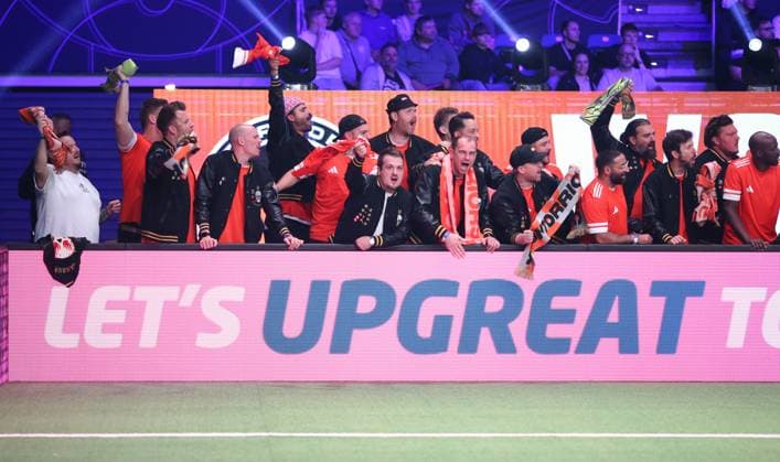 RECORD DATE NOT STATED Hallenfußball, The Icon League, Saison drei, Spieltag zwei in der Sporthalle Hamburg in Alsterdorf. Spiel vier: Wontorriors FC - B28 United. Der Männerchor Hamburger Goldkehlchen feuert die Wontorriors an. Winterhude Hamburg