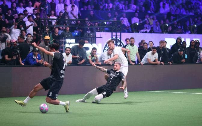 RECORD DATE NOT STATED Hallenfußball, The Icon League, Saison drei, Spieltag zwei in der Sporthalle Hamburg in Alsterdorf. Spiel drei: Buzz Club (in schwarz) gegen DNA Athletics. Dominik Ammon beim Schuss. Winterhude Hamburg