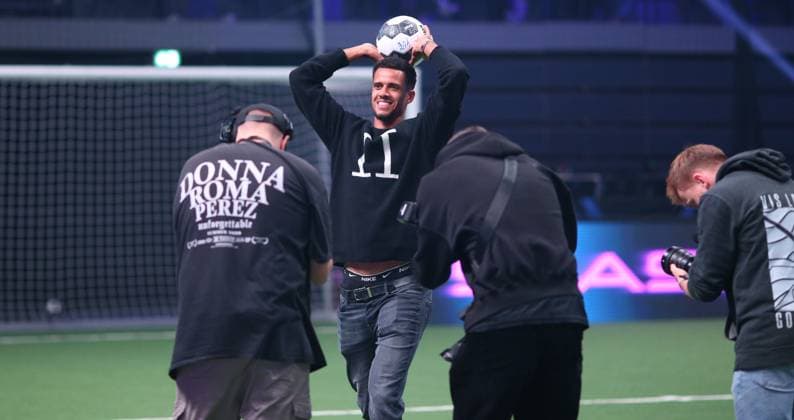 RECORD DATE NOT STATED Hallenfußball, The Icon League, Saison drei, Spieltag zwei in der Sporthalle Hamburg in Alsterdorf. Robert Glatzel vom Fußball-Bundesligisten Hamburger SV wirft einen Ball ins Publikum. Winterhude Hamburg