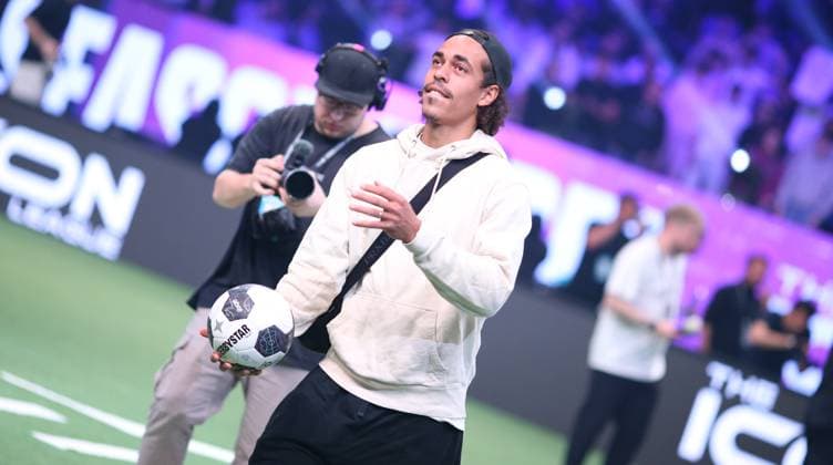 RECORD DATE NOT STATED Hallenfußball, The Icon League, Saison drei, Spieltag zwei in der Sporthalle Hamburg in Alsterdorf. Yussuf Poulsen vom Fußball-Bundesligisten Hamburger SV wirft einen Ball ins Publikum. Winterhude Hamburg