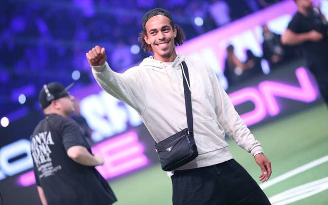 RECORD DATE NOT STATED Hallenfußball, The Icon League, Saison drei, Spieltag zwei in der Sporthalle Hamburg in Alsterdorf. Yussuf Poulsen vom Fußball-Bundesligisten Hamburger SV grüßt ins Publikum. Winterhude Hamburg