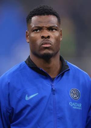 Milan, Italy, 4th October 2025. Denzel Dumfries of FC Internazionale looks on during the line up prior to kick off in the Internazionale vs US Cremonese Serie A match at Giuseppe Meazza, Milan. Picture credit should read: Jonathan Moscrop Sportimage EDITORIAL USE ONLY. No use with unauthorised audio, video, data, fixture lists, club league logos or live services. Online in-match use limited to 120 images, no video emulation. No use in betting, games or single club league player publications. SPI_103_JM_INTER_CREMONESE_ SPI-4187-0103