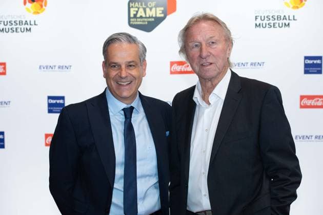 v.l. Manuel NEUKIRCHNER, Leiter des Deutschen Fussball-Museums, Horst HRUBESCH, ehem. Fussballspieler, Roter Teppich, Red Carpet Show, Ankunft, arrival, HALL OF FAME-Preisverleihung 2025 am 06.10.2025 im Deutschen Fussball-Museum in Dortmund Deutschland. Â