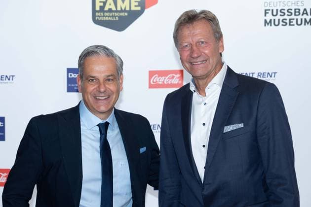 v.l. Manuel NEUKIRCHNER, Leiter des Deutschen Fussball-Museums, Guido BUCHWALD, ehem. Fussballspieler, Roter Teppich, Red Carpet Show, Ankunft, arrival, HALL OF FAME-Preisverleihung 2025 am 06.10.2025 im Deutschen Fussball-Museum in Dortmund Deutschland. Â