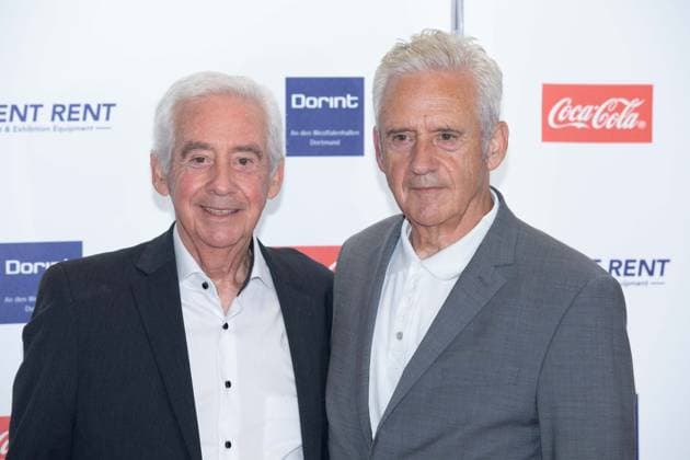 Helmut KREMERS (links) und sein Bruder Erwin KREMERS, die Kremers-Zwillinge, ehem. Fussballspieler, Roter Teppich, Red Carpet Show, Ankunft, arrival, HALL OF FAME-Preisverleihung 2025 am 06.10.2025 im Deutschen Fussball-Museum in Dortmund Deutschland. Â