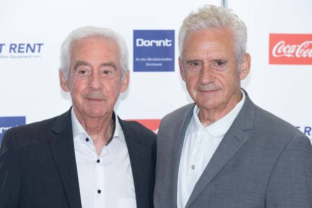 Helmut KREMERS (links) und sein Bruder Erwin KREMERS, die Kremers-Zwillinge, ehem. Fussballspieler, Roter Teppich, Red Carpet Show, Ankunft, arrival, HALL OF FAME-Preisverleihung 2025 am 06.10.2025 im Deutschen Fussball-Museum in Dortmund Deutschland. Â