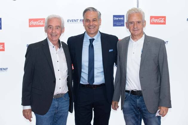 Helmut KREMERS (links) und sein Bruder Erwin KREMERS (rechts), die Kremers-Zwillinge, ehem. Fussballspieler, Manuel NEUKIRCHNER, Leiter des Deutschen Fussball-Museums, (Mitte) Roter Teppich, Red Carpet Show, Ankunft, arrival, HALL OF FAME-Preisverleihung 2025 am 06.10.2025 im Deutschen Fussball-Museum in Dortmund Deutschland. Â