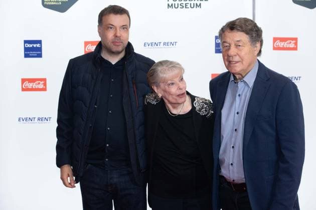 Otto REHHAGEL mit Ehefrau Beate und Sohn Jens, Roter Teppich, Red Carpet Show, Ankunft, arrival, HALL OF FAME-Preisverleihung 2025 am 06.10.2025 im Deutschen Fussball-Museum in Dortmund Deutschland. Â
