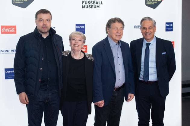Otto REHHAGEL (2.v.r.) mit Ehefrau Beate und Sohn Jens (links), Manuel NEUKIRCHNER, Leiter des Deutschen Fussball-Museums, (rechts) Roter Teppich, Red Carpet Show, Ankunft, arrival, HALL OF FAME-Preisverleihung 2025 am 06.10.2025 im Deutschen Fussball-Museum in Dortmund Deutschland. Â