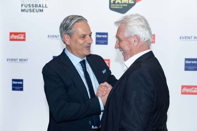 v.l. Manuel NEUKIRCHNER, Leiter des Deutschen Fussball-Museums, Klaus FISCHER, ehem. Fussballspieler, Roter Teppich, Red Carpet Show, Ankunft, arrival, HALL OF FAME-Preisverleihung 2025 am 06.10.2025 im Deutschen Fussball-Museum in Dortmund Deutschland. Â