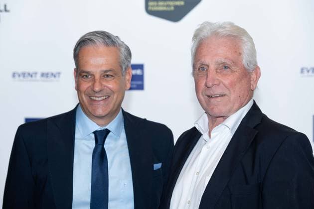 v.l. Manuel NEUKIRCHNER, Leiter des Deutschen Fussball-Museums, Klaus FISCHER, ehem. Fussballspieler, Roter Teppich, Red Carpet Show, Ankunft, arrival, HALL OF FAME-Preisverleihung 2025 am 06.10.2025 im Deutschen Fussball-Museum in Dortmund Deutschland. Â