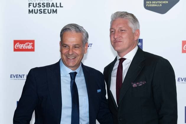 v.l. Manuel NEUKIRCHNER, Leiter des Deutschen Fussball-Museums, Bastian SCHWEINSTEIGER, ehem. Fussballspieler, Roter Teppich, Red Carpet Show, Ankunft, arrival, HALL OF FAME-Preisverleihung 2025 am 06.10.2025 im Deutschen Fussball-Museum in Dortmund Deutschland. Â