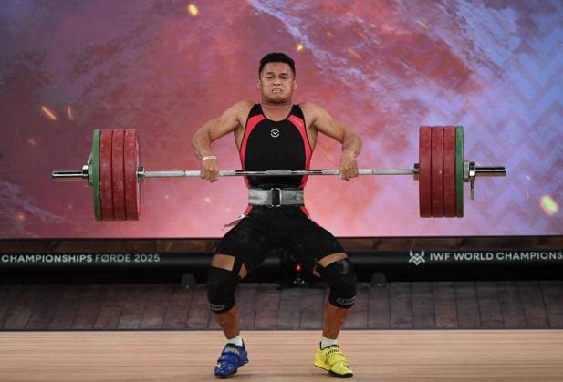 (251007) -- FORDE, Oct. 7, 2025 -- Rizki Juniansyah of Indonesia competes during the men s 79kg competition at the 2025 IWF World Championships in Forde, Norway, Oct. 6, 2025. ) (SP)NORWAY-FORDE-WEIGHTLIFTING-WORLD CHAMPIONSHIPS-MEN S 79KG HexCanling 
