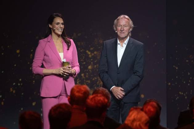 Moderatorin Esther SEDLACZEK und Preistraeger Horst HRUBESCH, HALL OF FAME-Preisverleihung 2025 am 06.10.2025 im Deutschen Fussball-Museum in Dortmund Deutschland. Â