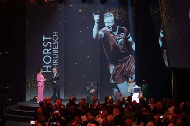 Moderatorin Esther SEDLACZEK und Preistraeger Horst HRUBESCH, HALL OF FAME-Preisverleihung 2025 am 06.10.2025 im Deutschen Fussball-Museum in Dortmund Deutschland. Â