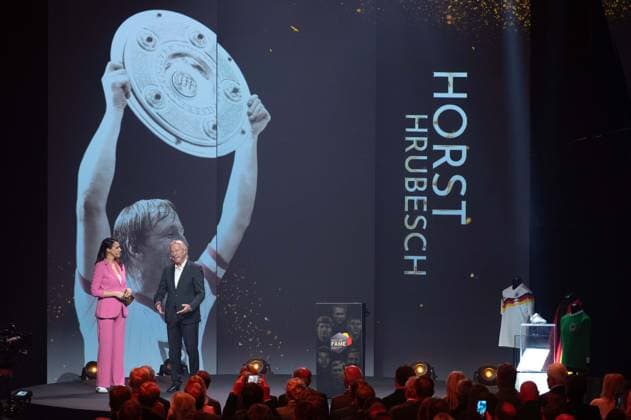 Moderatorin Esther SEDLACZEK und Preistraeger Horst HRUBESCH, HALL OF FAME-Preisverleihung 2025 am 06.10.2025 im Deutschen Fussball-Museum in Dortmund Deutschland. Â
