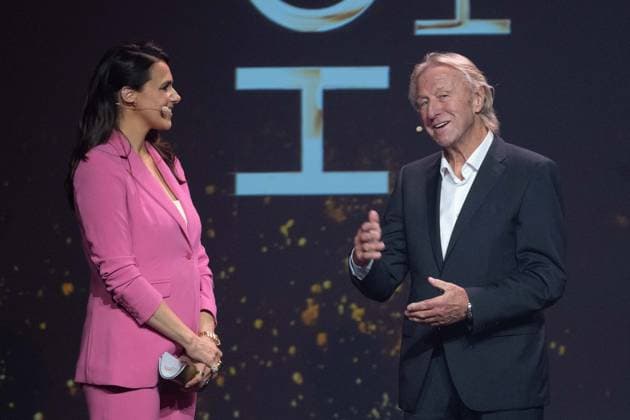 Moderatorin Esther SEDLACZEK und Preistraeger Horst HRUBESCH, HALL OF FAME-Preisverleihung 2025 am 06.10.2025 im Deutschen Fussball-Museum in Dortmund Deutschland. Â