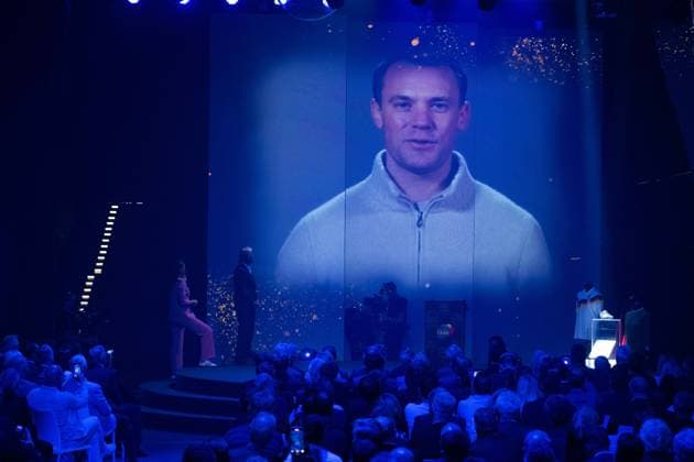 Moderatorin Esther SEDLACZEK und Preistraeger Horst HRUBESCH, Manuel NEUER spricht auf der Leinwand eine Grussbotschaft, HALL OF FAME-Preisverleihung 2025 am 06.10.2025 im Deutschen Fussball-Museum in Dortmund Deutschland. Â